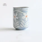 Tasse à thé traditionnelle avec design floral