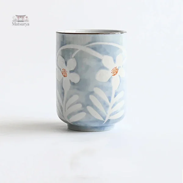 Tasse à thé traditionnelle avec design floral