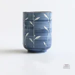 Tasse japonaise ornée de fleurs colorées