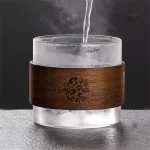 Tasse à thé chic avec base en bois élégant