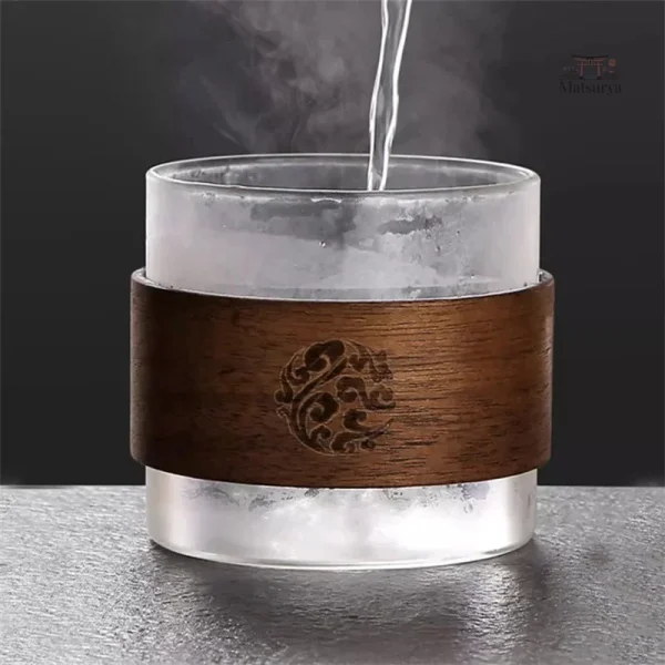 Tasse à thé chic avec base en bois élégant