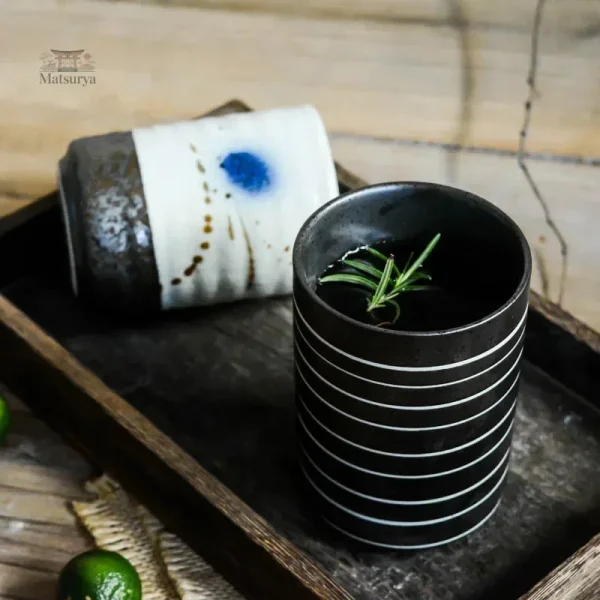Tasse japonaise en grès au design rétro