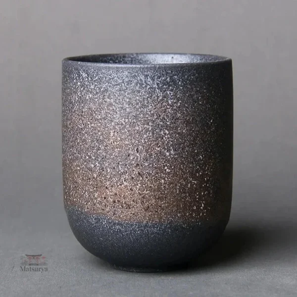 Tasse en céramique japonaise avec motif