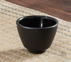 Tasse fonte japonaise traditionnelle, design élégant et authentique