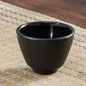 Tasse fonte japonaise traditionnelle, design élégant et authentique