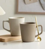 Tasse japonaise à rayures élégantes