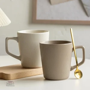 Tasse japonaise à rayures élégantes
