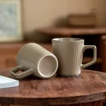 Tasse artisanale japonaise à rayures