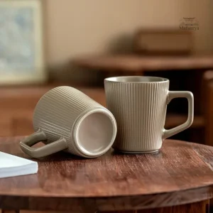 Tasse artisanale japonaise à rayures