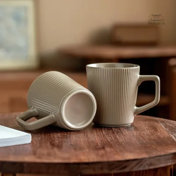 Tasse artisanale japonaise à rayures