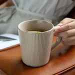 Tasse japonaise à rayures uniques