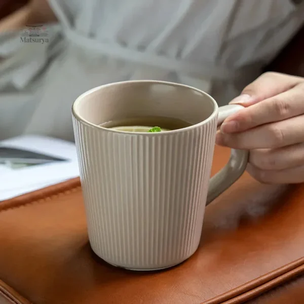 Tasse japonaise à rayures uniques