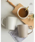 Tasse japonaise avec design à rayures