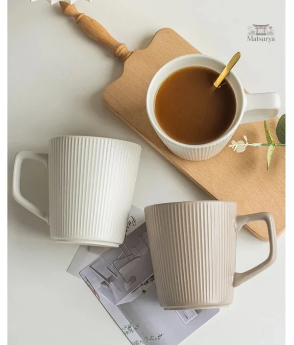 Tasse japonaise avec design à rayures