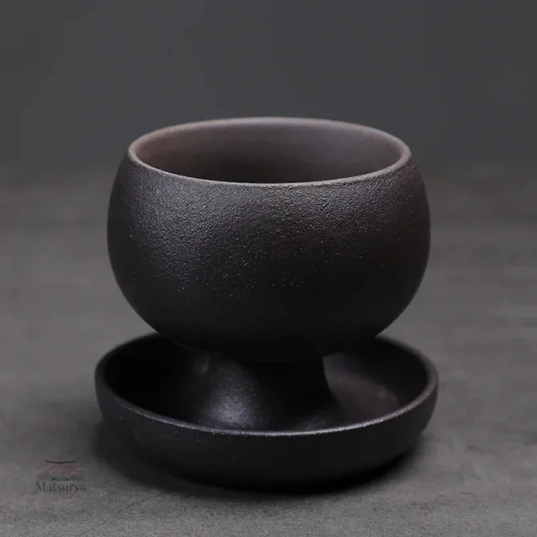 Tasse à café japonaise avec soucoupe