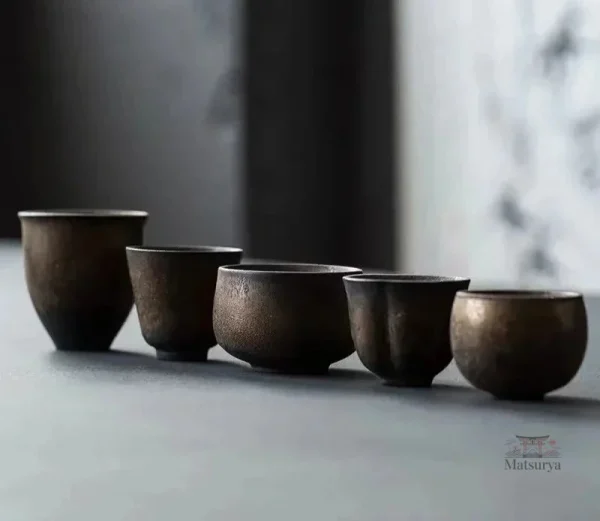 Tasse japonaise vintage avec motifs traditionnels