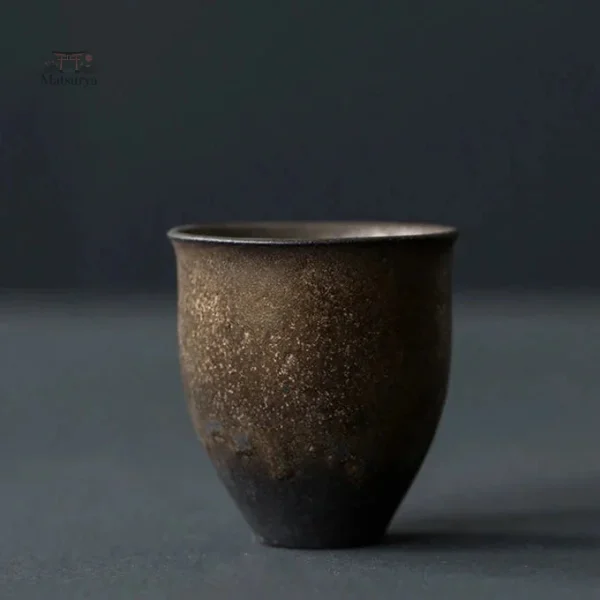 Tasse japonaise artisanale, couleur intemporelle