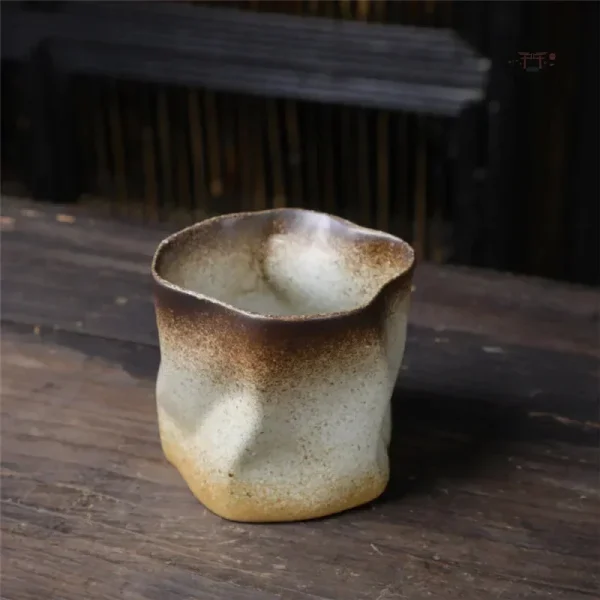 Tasse atypique en céramique, reflet de l'artisanat japonais