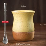 Tasse en céramique avec base en bois