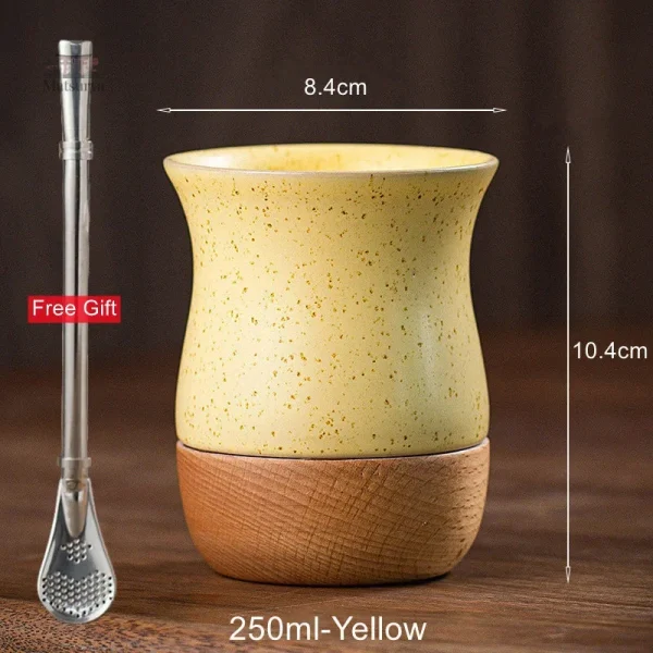 Tasse en céramique avec base en bois