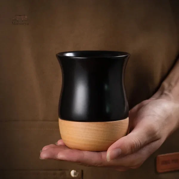 Tasse avec finition en bois naturel