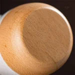 Tasse élégante avec base en bois
