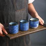 Tasse japonaise bleue en céramique élégante