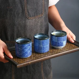 Tasse japonaise bleue en céramique élégante