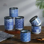 Tasse japonaise en bleu, design traditionnel