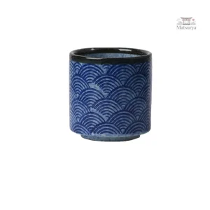 Tasse bleue japonaise avec motif unique