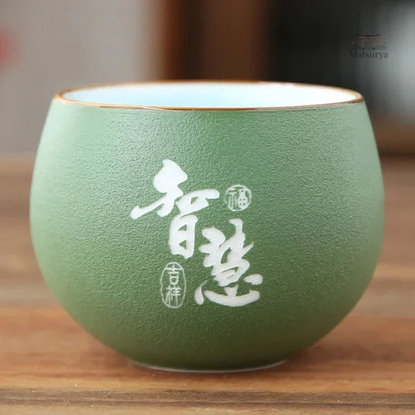 Tasse japonaise raffinée avec calligraphie artistique