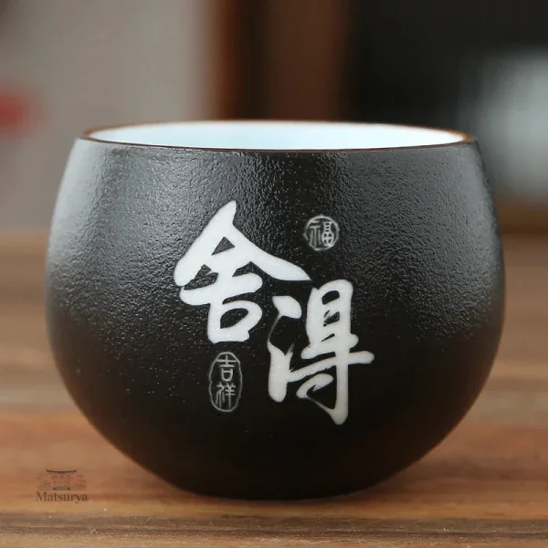 Tasse traditionnelle japonaise avec écriture