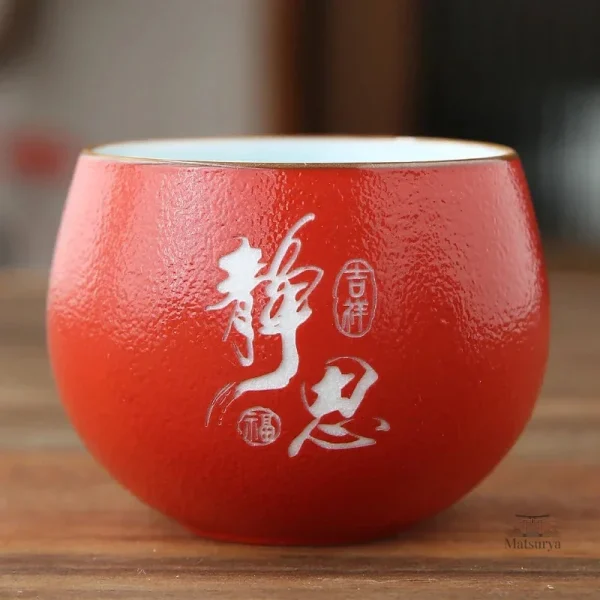 Tasse artisanale japonaise avec inscriptions