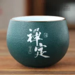 Tasse calligraphiée d'inspiration japonaise