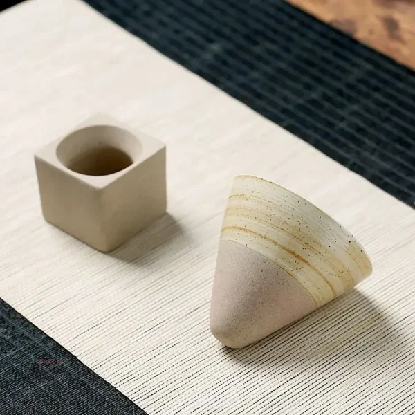 Tasse conique japonaise pour moments de détente