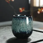 Tasse en céramique au style épuré