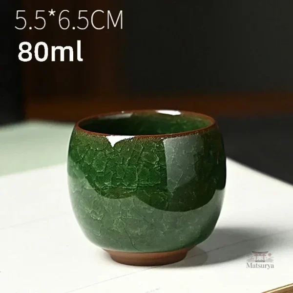 Tasse d'inspiration japonaise avec texture craquelée