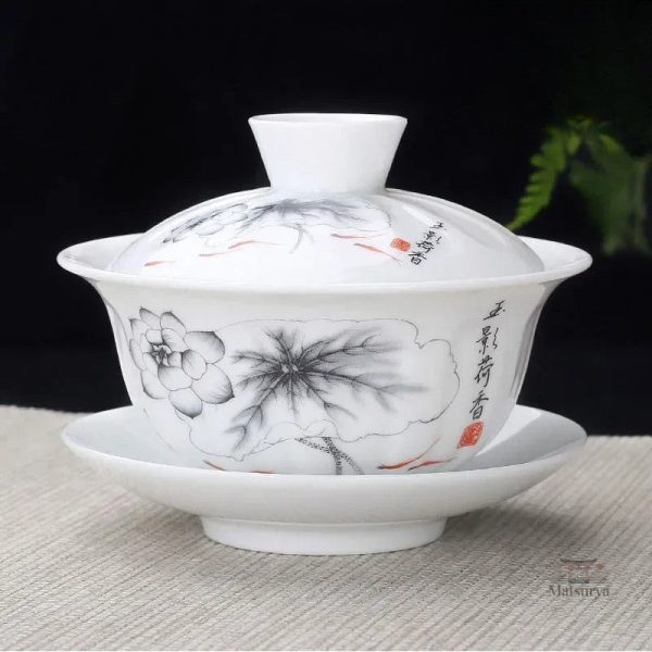 Tasse traditionnelle japonaise avec motif de lotus