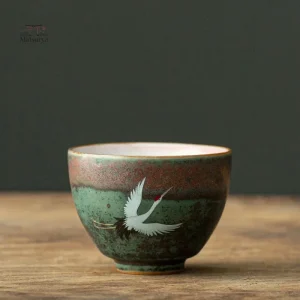 Tasse japonaise grue sur fond blanc, style minimaliste