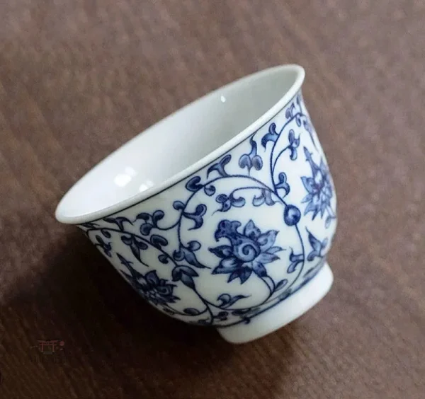 Tasse en porcelaine délicate et raffinée