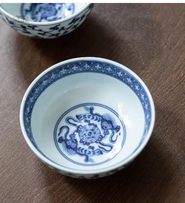 Tasse japonaise traditionnelle en porcelaine
