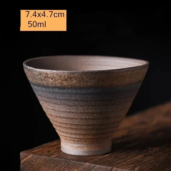 Tasse en poterie colorée et authentique