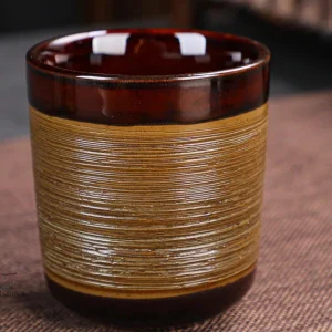 Poterie artisanale japonaise, tasse élégante
