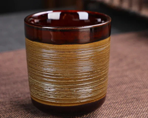 Poterie artisanale japonaise, tasse élégante