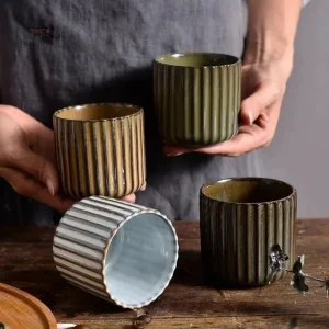 Tasse en céramique japonaise avec finition rétro
