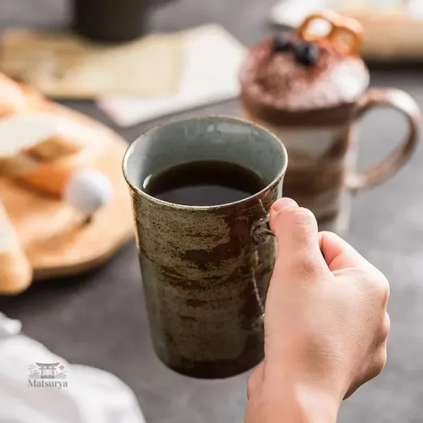 Tasse traditionnelle japonaise en terre cuite
