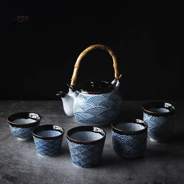 Tasse japonaise élégante avec motifs traditionnels