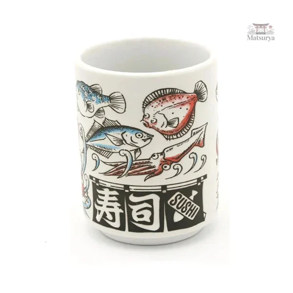Thé japonais dans une tasse en céramique