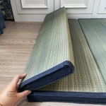 Surface de sommeil en tatami japonais, naturel et accueillant