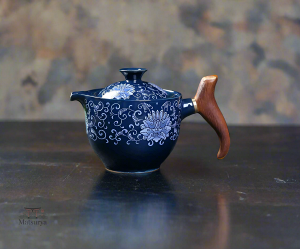 theiere-japonaise-a-motifs-fleur-1 Théière japonaise à motifs fleur élégante